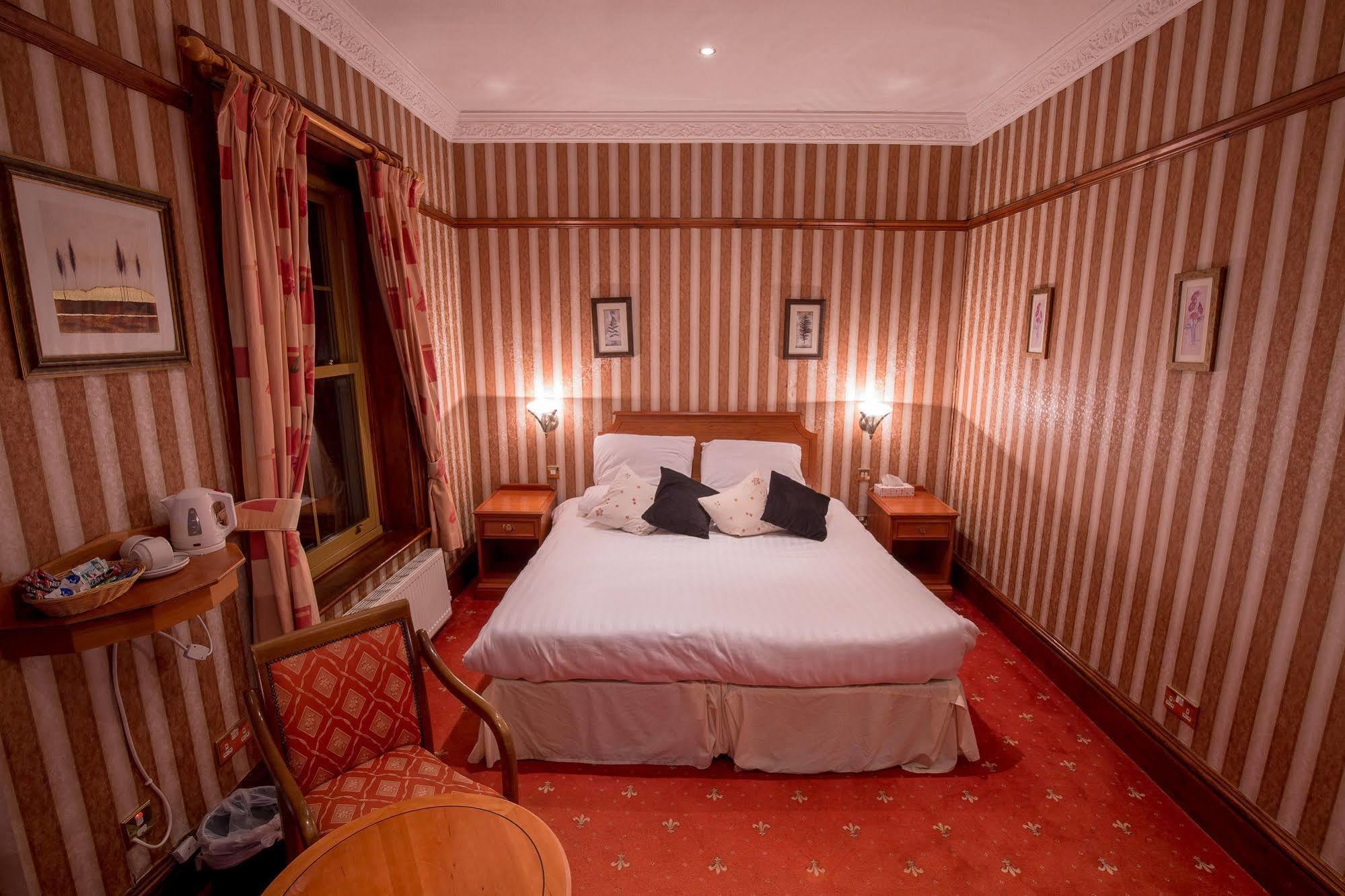 Harefield Manor Hotel Ромфорд Екстер'єр фото