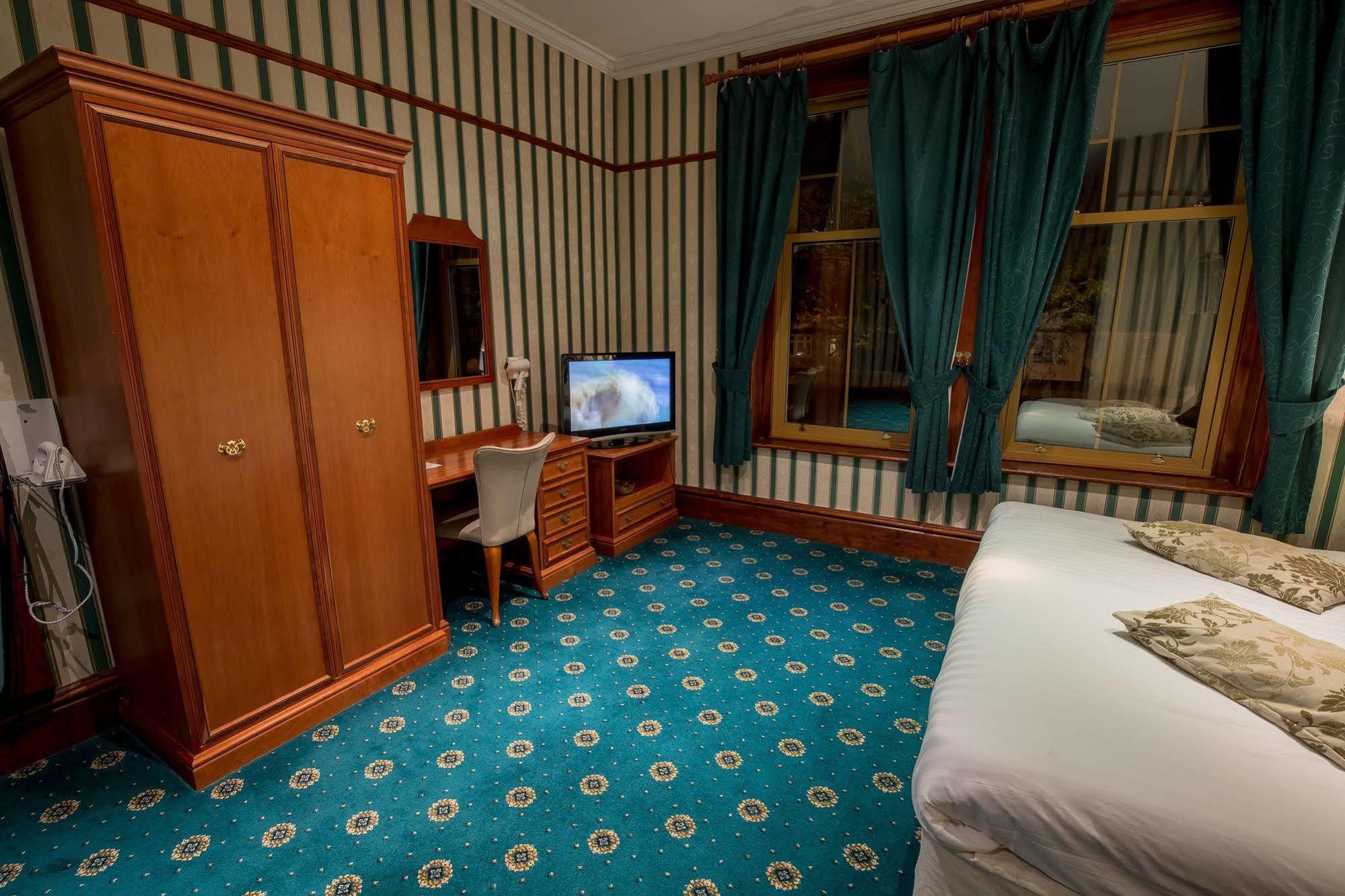 Harefield Manor Hotel Ромфорд Екстер'єр фото